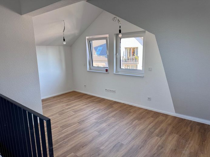 Kapsamlı tadilat sonrası ilk kullanım | KfW55 EE | 62 m² | Üst kat/çatı katı | İstasyona 2 dk. | Taşınmaya hazır 10/2026 – Wohnzimmer