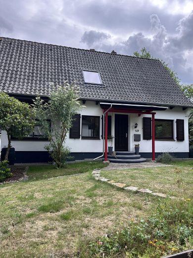 Einfamilienhaus mit Garten – Ansicht von vorn