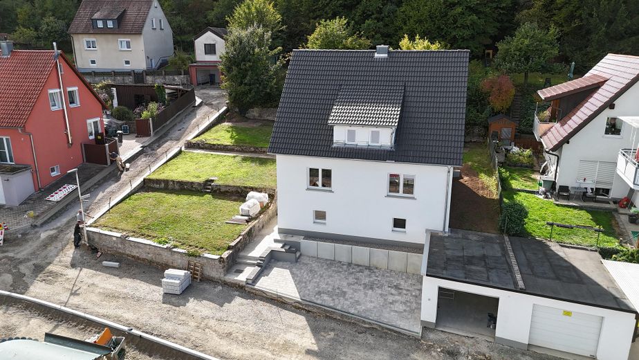 Umfassend modernisiertes Einfamilienhaus mit großem Grundstück und Waldanteil – Hausansicht Ost