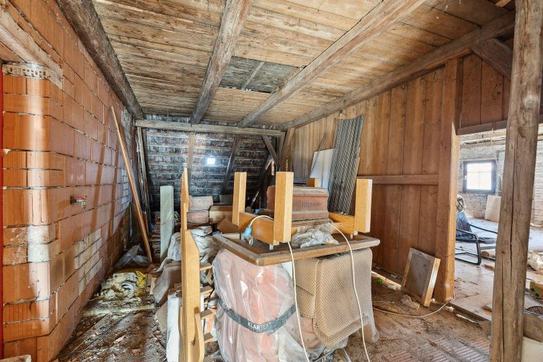 RENDITE > 7% mgl. o. Eigennutzung und Kapitalanlage kombiniert-MFH mit Ausbaupotenzial rd.350 m2 – Altteil DG