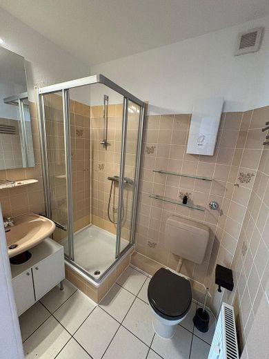 Frisch renovierte 2,5-Zimmer-Altbauwohnung mit Balkon in zentraler Lage von Solingen-Ohligs – Badezimmer 