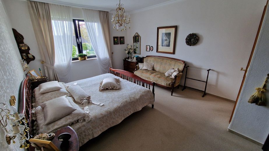 Reserviert! Exklusiver Bungalow in Königswinter: Homeoffice, traumhafte Aussicht, Sonnenuntergänge – Elternschlafzimmer