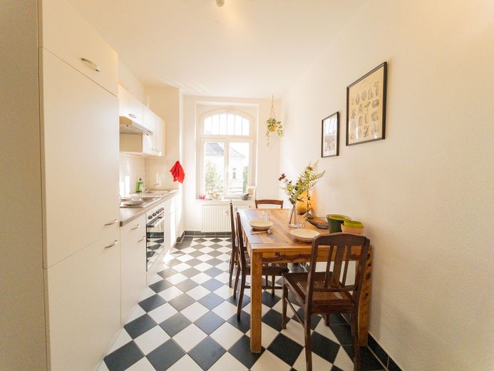Views over Gohlis – stylish Art Nouveau apartment with charm – Küche mit Essbereich