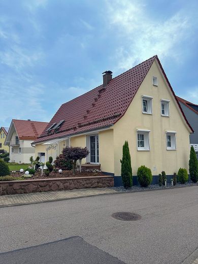 Mały dom jednorodzinny, ogród, taras, garaże, powierzchnie użytkowe odpowiednie także dla drobnej działalności gospodarczej – Foto 2