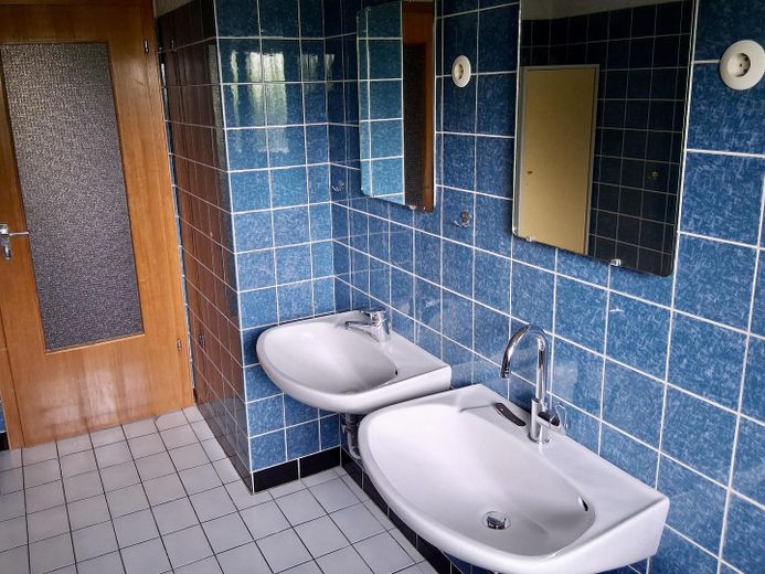 Bungalow im Grünen - provisionsfrei – zwei Waschbecken 