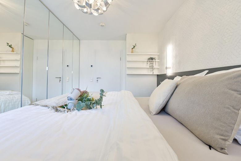 Voll möblierte und neu renovierte 3-Zim.-Wohnung in HN-City mit Einzelgarage - PROVISIONSFREI – Schlafzimmer