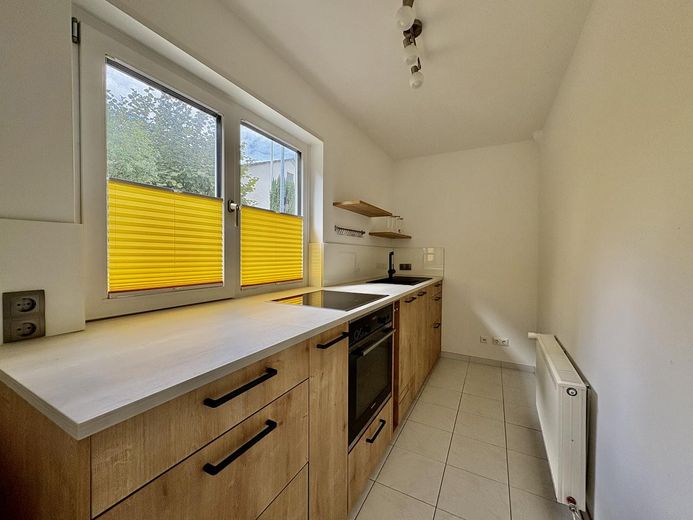 Von privat: Ruhiges Einfamilienhaus mit Einliegerwohnung und unverbaubarem Blick ins Grüne – Küche unten