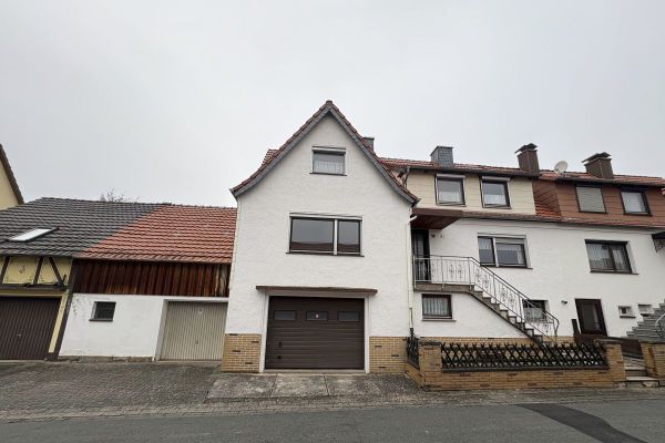 Einladende Doppelhaushälfte mit großem Garten, Balkon und Garagen in Witzenhausen / Hundelshausen