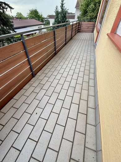 Helle, frisch sanierte 3-Zimmerwohnung mit großem Balkon und Blick ins Grüne – Balkon rechts