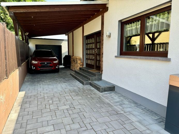 Eingang & Carport vor Garage