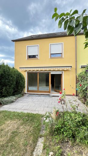 Große Terasse im Garten