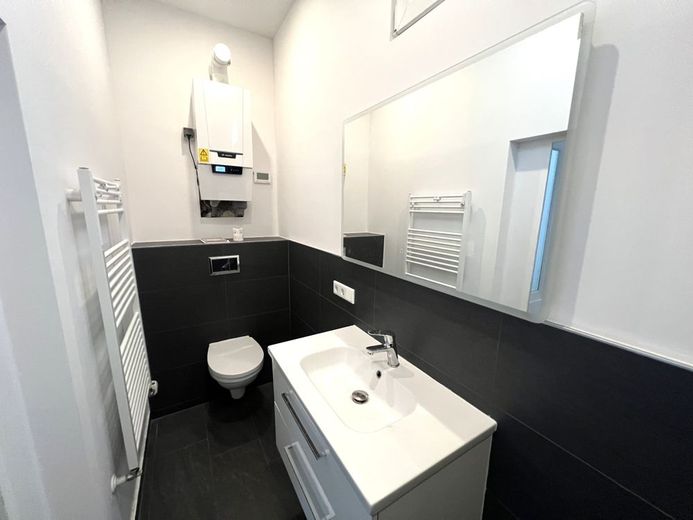 Zentrumsnahes Wohn- und Geschäftshaus (1 Gewerbe + 3 Wohnungen) in Schwelm - voll vermietet – Badezimmer 1. OG