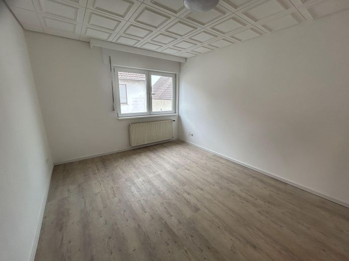 Frisch saniertes Haus mit hervorragender Verkehrsanbindung – Schlafzimmer II im 1. OG