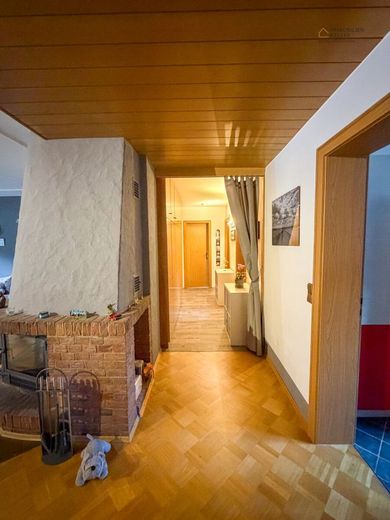 125 m² Kapitalanlage in Bad Wildbad - deutlich unter Markt vermietet | Garage | Kamin | Balkon – Flur