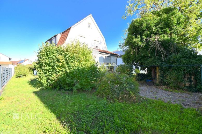 Großes Grundstück mit Handwerkerhaus – Außenansicht