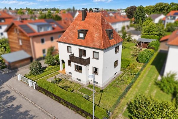 Casa unifamiliare con tetto a padiglione – terreno di 770 m² in posizione privilegiata vicino al centro storico
