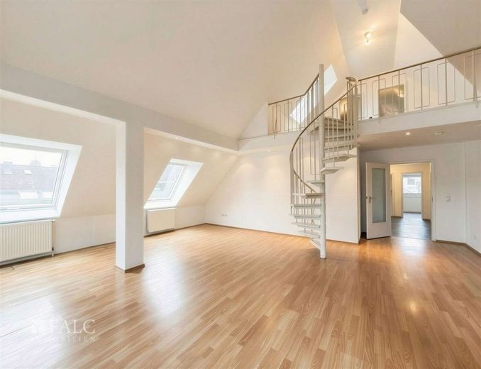 Licht, Raum und Galerie: Stilvolle Maisonette-Wohnung mit Westbalkon! – Wohn- und Esszimmer