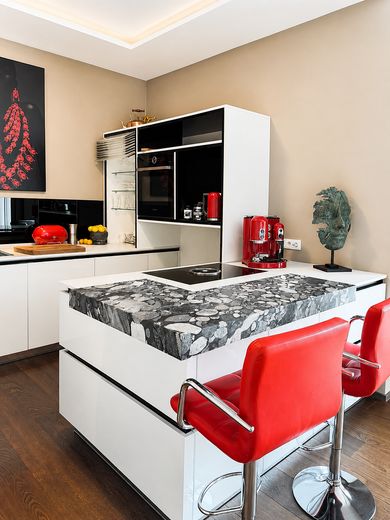 Luxus-Penthouse mit Skyline Blick – Küche mit Lavastein