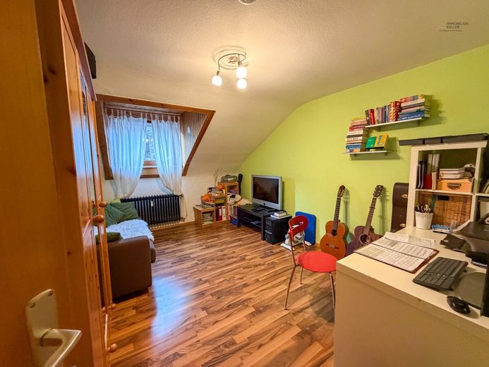 Ruhige 3-Zimmer-Dachgeschosswohnung mit Balkon &amp; Carport - Kapitalanlage mit Potenzial – Schlafzimmer
