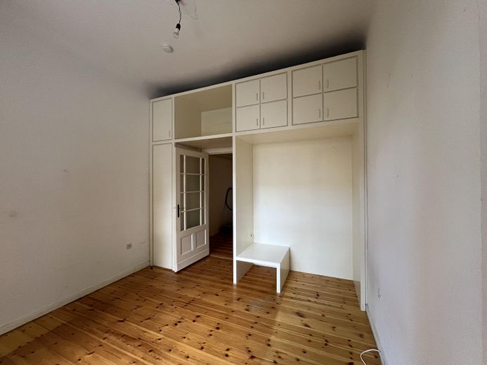 Wunderschöne 4-Zimmer-Altbauwohnung mit Garten in Wilmersdorf, nahe Rüdesheimer Platz – Schrankelement hinten links