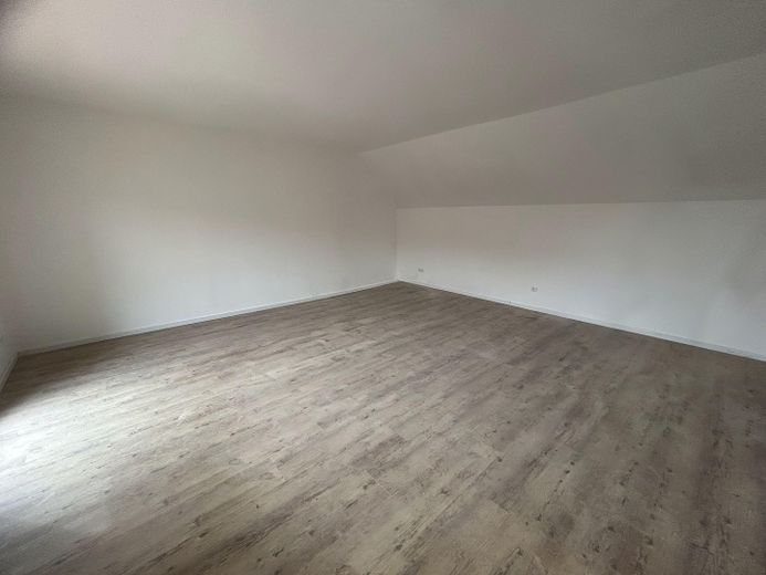 Frisch saniertes Haus mit hervorragender Verkehrsanbindung – Schlafzimmer V im 2. OG 