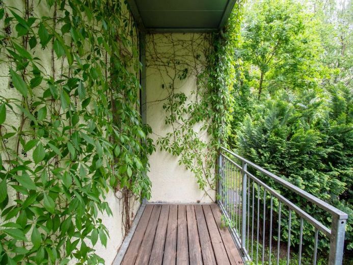 EINE GARTENWOHNUNG ZUM VERLIEBEN | Apartment mit Tageslichtbad, Einbauküche, Balkon & Garten – Foto 1