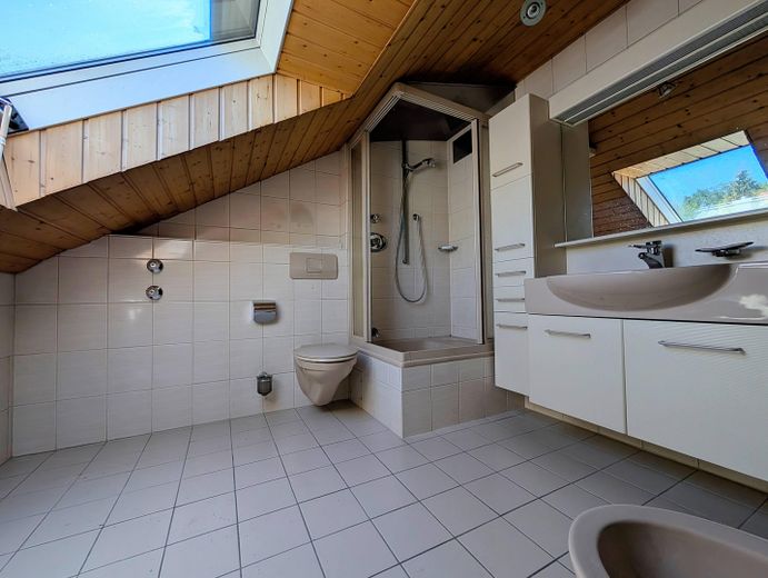 Centraal in Goldbach met veel ruimte voor het hele gezin – Badezimmer DG