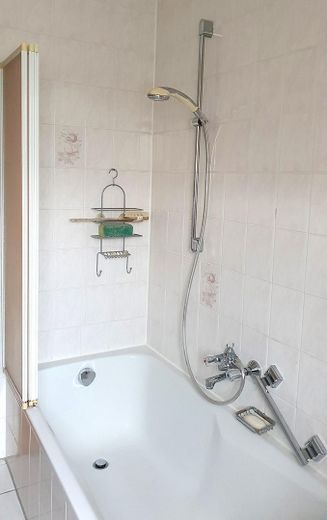 Badewanne mit Duschvorr.