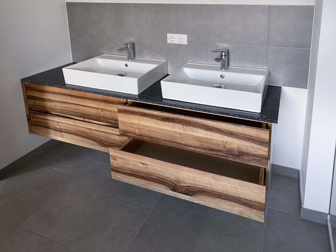 Bad mit Einbauten vom Schreine