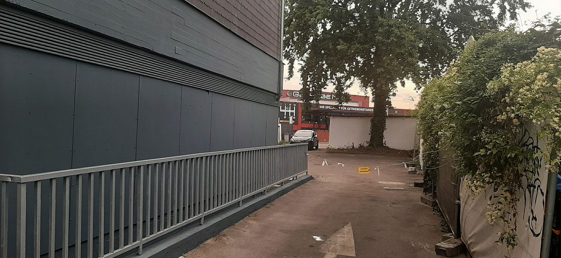 Gewerbe-/Lagerhalle in optimaler Verkehrslage (KG) – Einfahrt - Treppe seitlich
