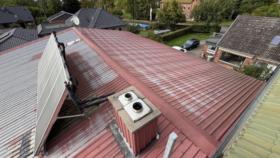 Resthof mit Nebengebäude und bebauugsfähigem Grundstück – Dach mit Solar