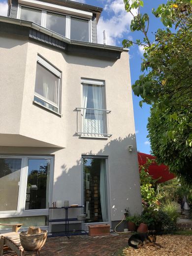 Sonniges Reihenendhaus mit Atelier - ruhige, familienfreundliche Lage, Garten & Blick über Skyline – Rückansicht Haus West 