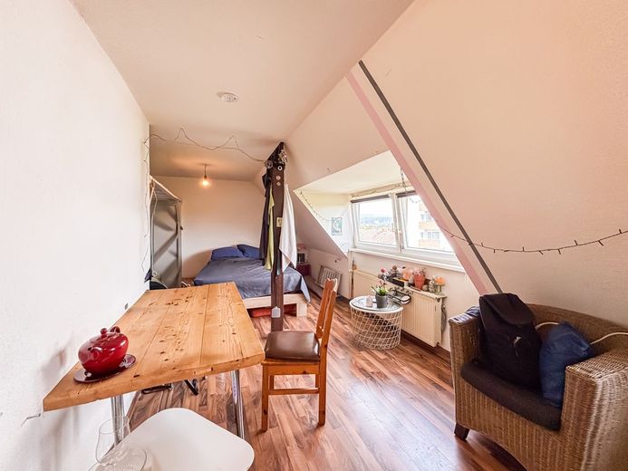 2-Zimmer-Dachgeschosswohnung in Wiesbaden mit modernisiertem Bad/WC (2025) und Dachbodennutzung – Zimmer 1