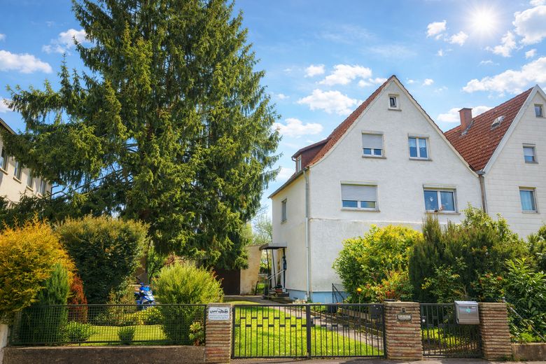 Einfamilienhaus - Romantischer Altbau mit Stil und großem eingewachsenem Garten zum Selbstausbau – eingewachsenes Grundstück