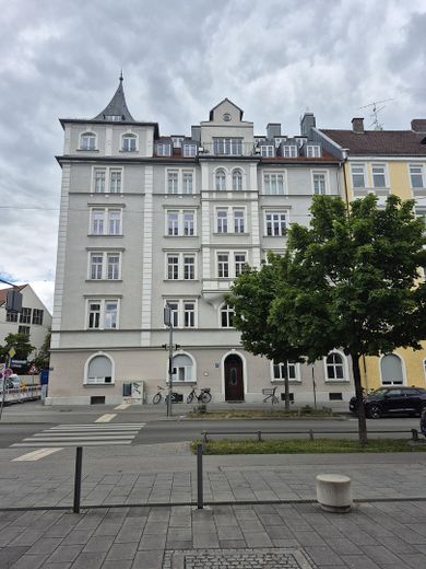 Licht, ruim ingedeeld appartement in een monumentaal pand in München – Ansicht Haus