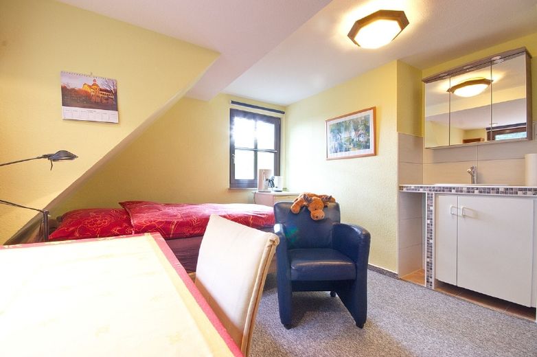 Very cozy furnished room in the attic of a family house, internet access possible – 0aab5c260ce9b71323a30a9037136fb44952b9b2.jpg