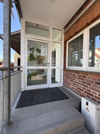 GUTE LAGE IN GUDENSBERG - Vielseitig nutzbare Gewerbeimmobilie mit Lager- und Freiflächen – Haupteingang Büro