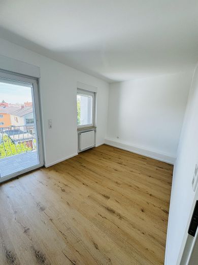 Neuwertige 6-Zimmer-Wohnung mit Einbauküche, Hauswirtschaftsraum und 2 Balkonen – Foto 8