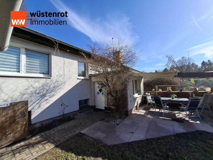 Neuer Preis! Doppelhaus im Bungalowstil in Luckenwalde mit großer Nutzfläche im Keller zu verkaufen. – Hauseingang