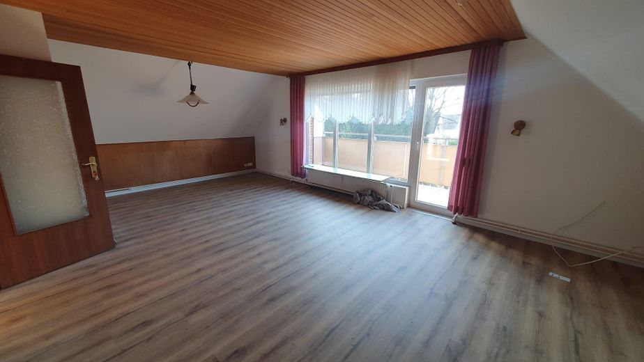 Mehrfamilienhaus in Itzehoe kaufen – 3 Wohnungen + Gewerbe, voll vermietet – OG Wohnung Wohnzimmer