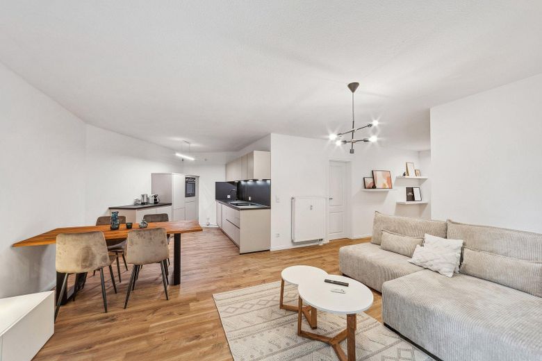 Appartamento esclusivo arredato e ristrutturato, cucina abitabile, balcone e posto auto in garage sotterraneo – Wohnzimmer