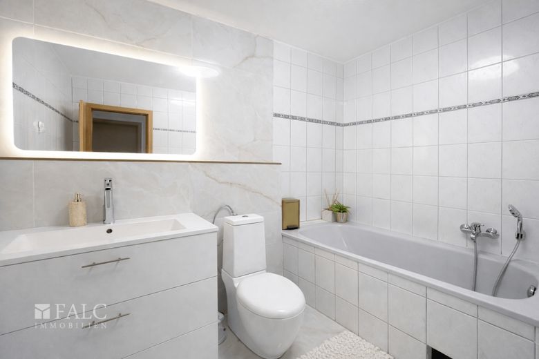 Zwischen Köln und Düsseldorf: Großzügige 4-Zimmer-Terrassenwohnung mit 118 m² und TG-Stellplatz – Badezimmer