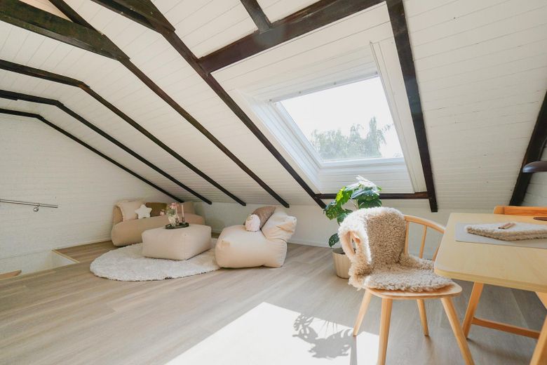 *Einziehen und wohlfühlen* - Ihr stilvoll renoviertes energieeffizientes Reihenhaus in WF – Loungeecke Dachgeschoss