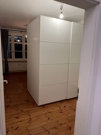 Schlafzimmer mit Schrank