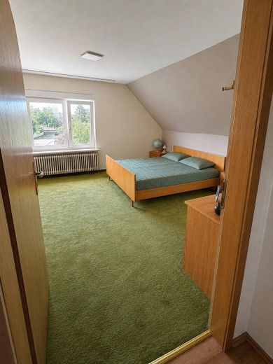 Großzügiges Wohnhaus mit ca.360 m² – Potenzial für Mehrgenerationenwohnen oder mehrere Wohneinheiten – 2. OG Zimmer