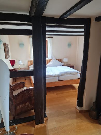 Historisches Fachwerk-Ensemble (Haupthaus + Nebengebäude + 2 Garagen) – Schlazimmer Hotelzimmer