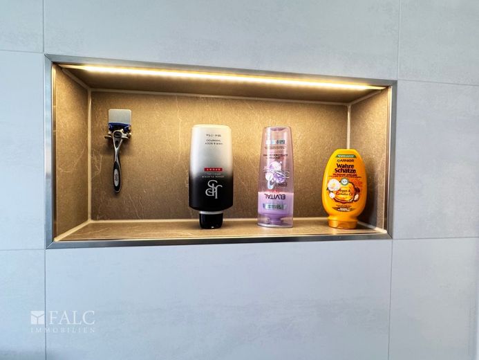 Extravagante Wohnung mit exklusivem Bad und Balkon sowie privatem Stellplatz und Einbauküche – Ablage Dusche