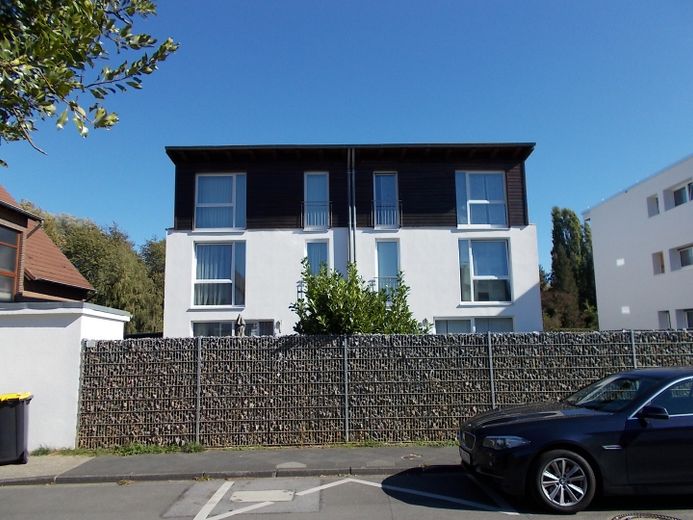 Frontansicht mit Patio Garten