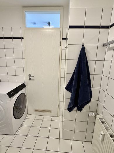 Bezugsfrei in Flingern: 1-Zimmer-Wohnung mit Balkon, Keller und Tiefgarage – Bad