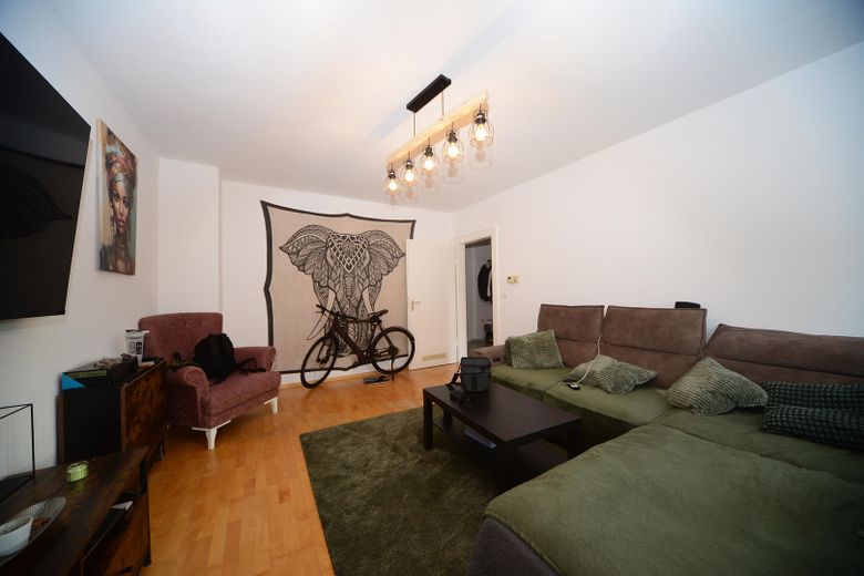 2 Zimmer Wohnung m. Echtholz Parkett EBK, ideal für Single oder Paar. 4. OG rechts – Wohnzimmer